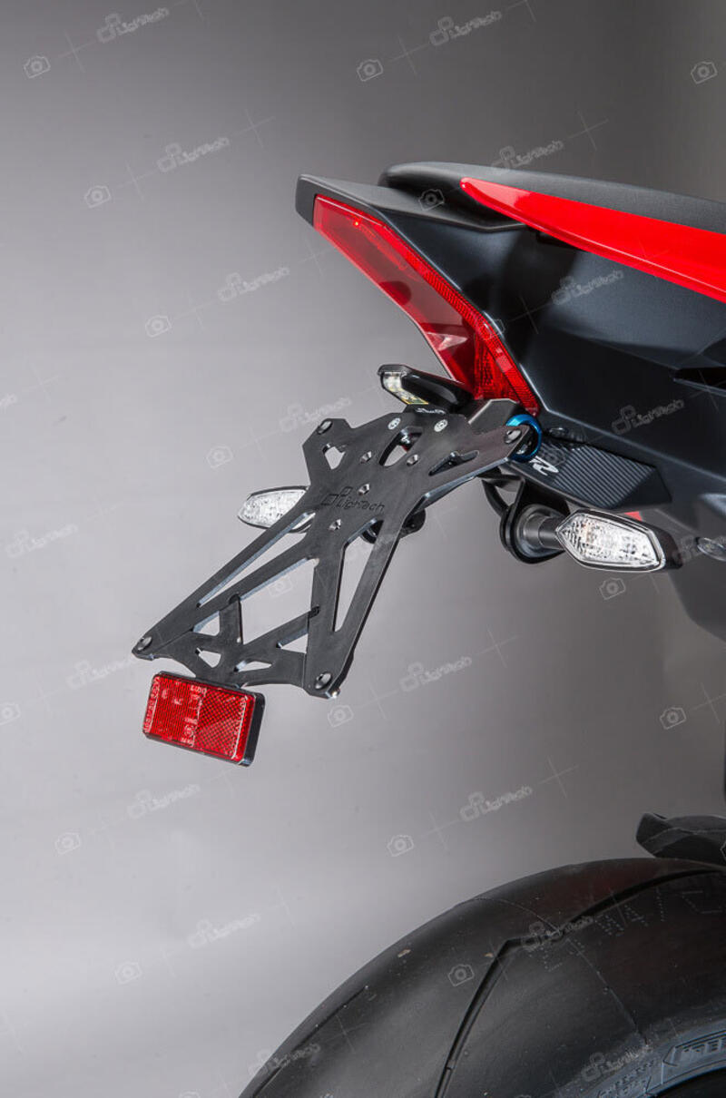Kit Porta Targa Regolabile Lightech KTARYA118A1 per YAMAHA R1